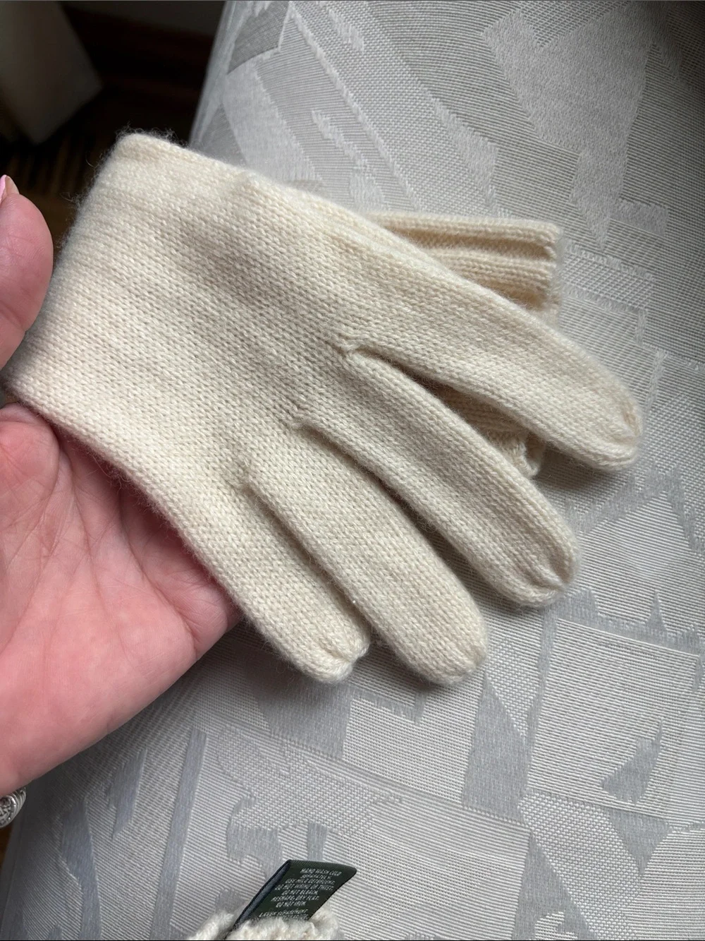 Eddie Bauer 100% cashmere Cream Knit Cuffed Gloves women’s one size